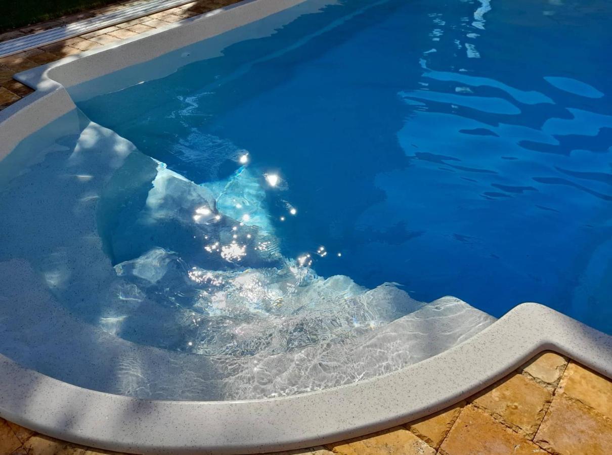 Canadian Style House With 3D Effect Pool Vinosady Εξωτερικό φωτογραφία