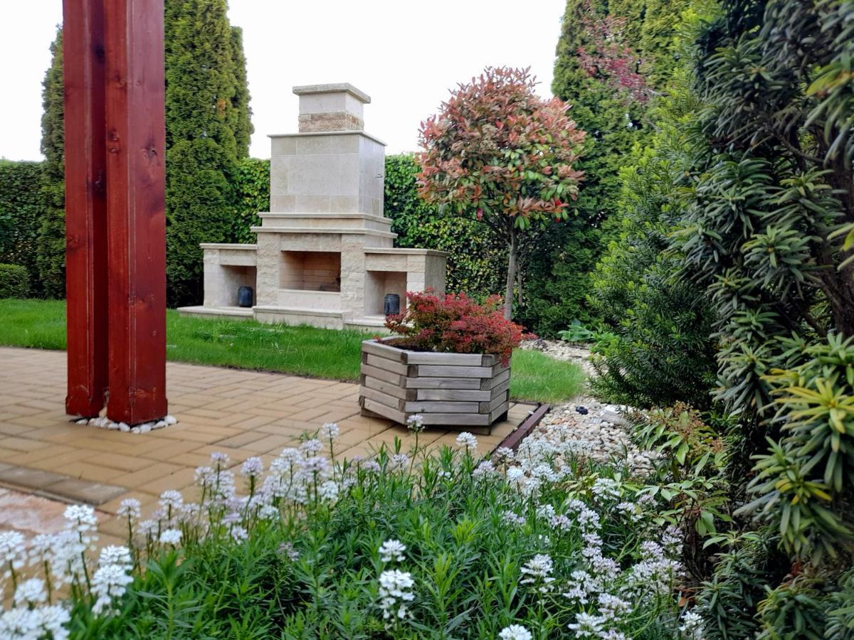 Canadian Style House With 3D Effect Pool Vinosady Εξωτερικό φωτογραφία