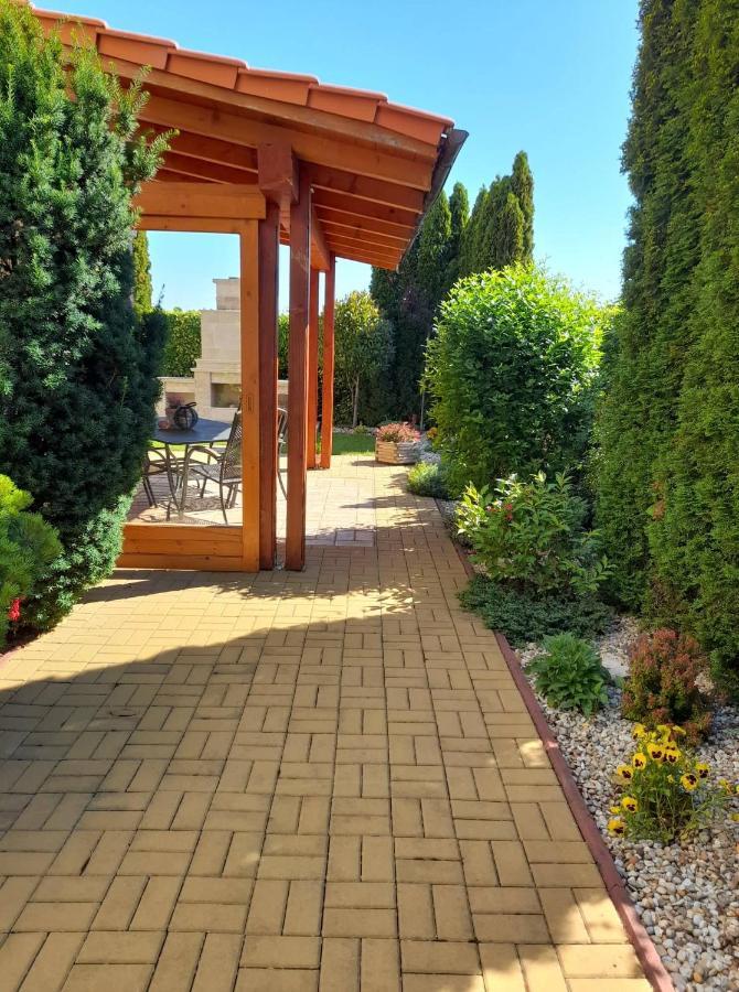 Canadian Style House With 3D Effect Pool Vinosady Εξωτερικό φωτογραφία