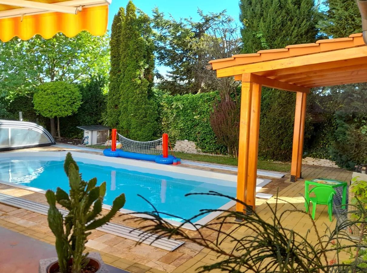 Canadian Style House With 3D Effect Pool Vinosady Εξωτερικό φωτογραφία