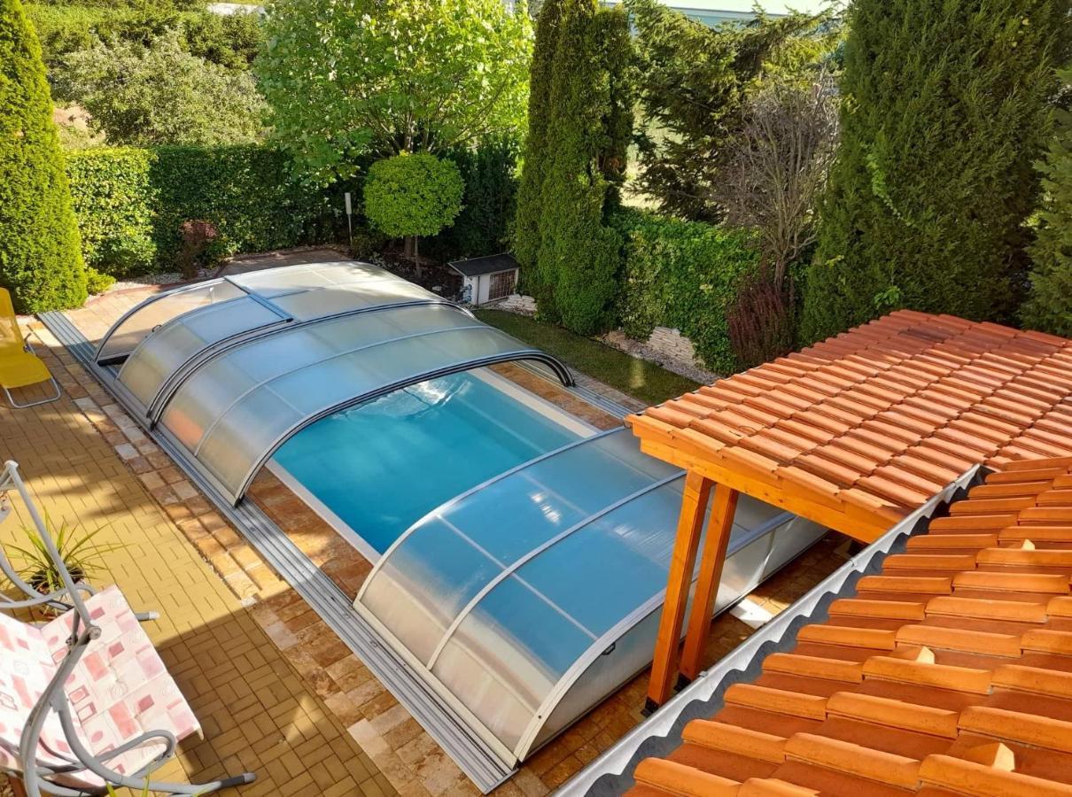 Canadian Style House With 3D Effect Pool Vinosady Εξωτερικό φωτογραφία
