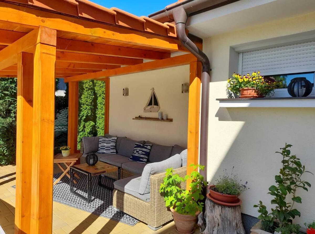 Canadian Style House With 3D Effect Pool Vinosady Εξωτερικό φωτογραφία