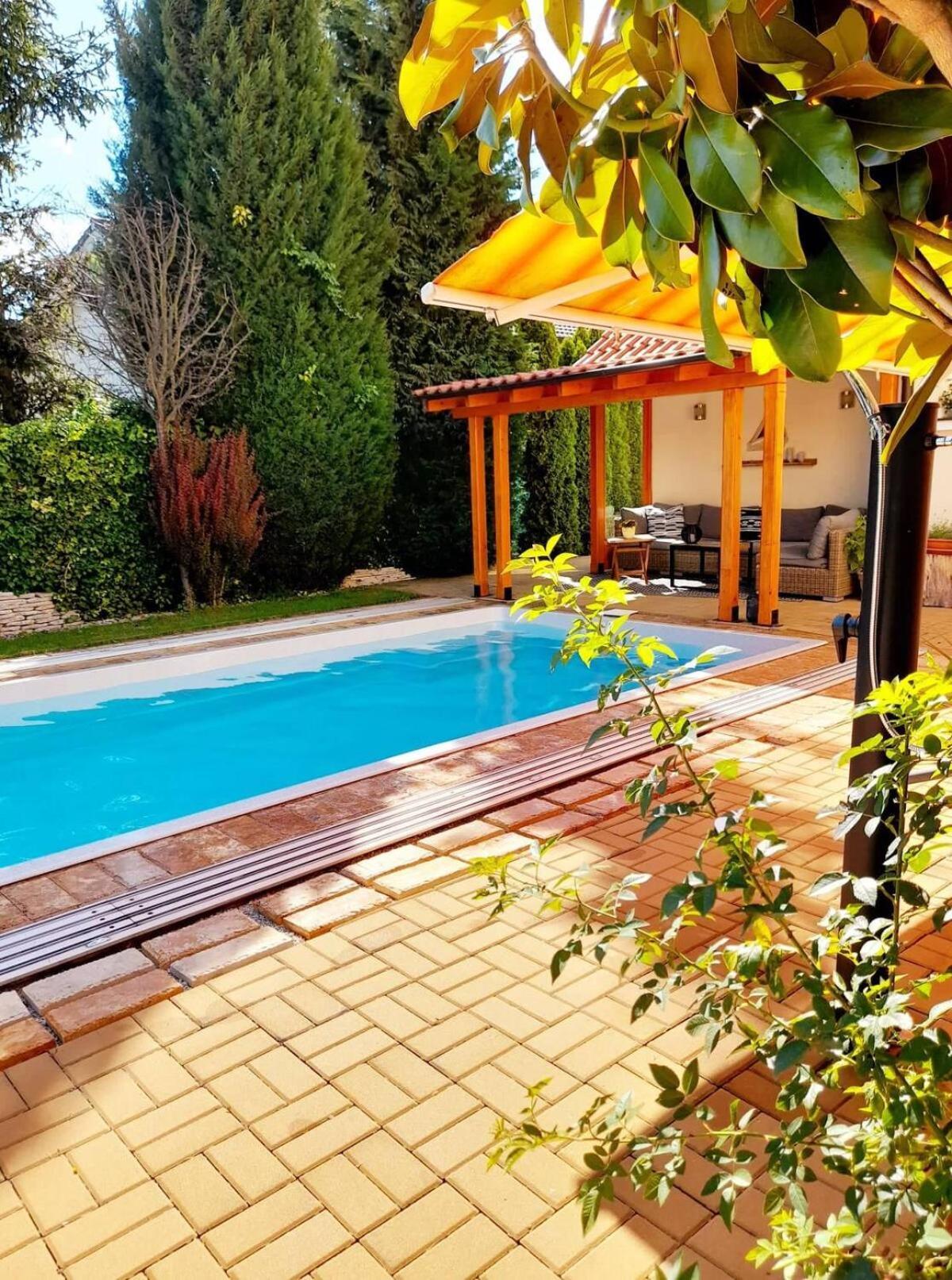 Canadian Style House With 3D Effect Pool Vinosady Εξωτερικό φωτογραφία