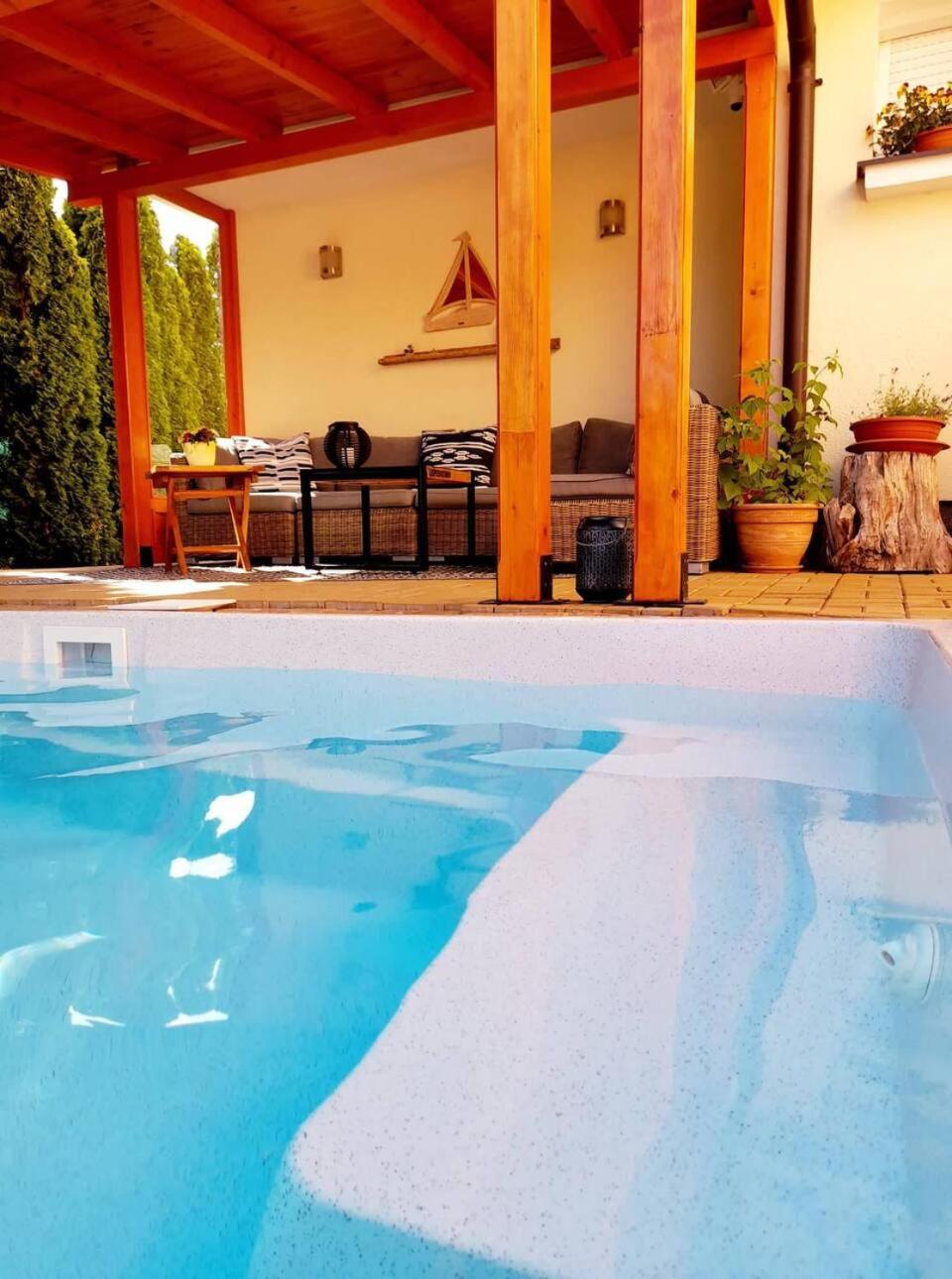 Canadian Style House With 3D Effect Pool Vinosady Εξωτερικό φωτογραφία